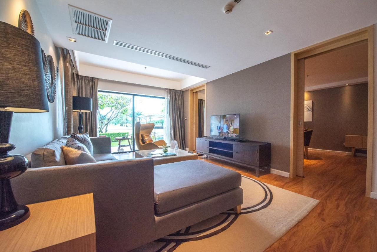 Summit Windmill Golf Suite Hotel At Suvarnabhumi Μπανγκόκ Εξωτερικό φωτογραφία A living room in a typical apartment