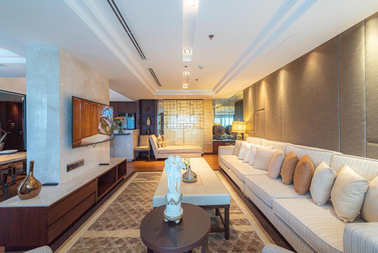 Summit Windmill Golf Suite Hotel At Suvarnabhumi Μπανγκόκ Εξωτερικό φωτογραφία A living room in a luxury apartment