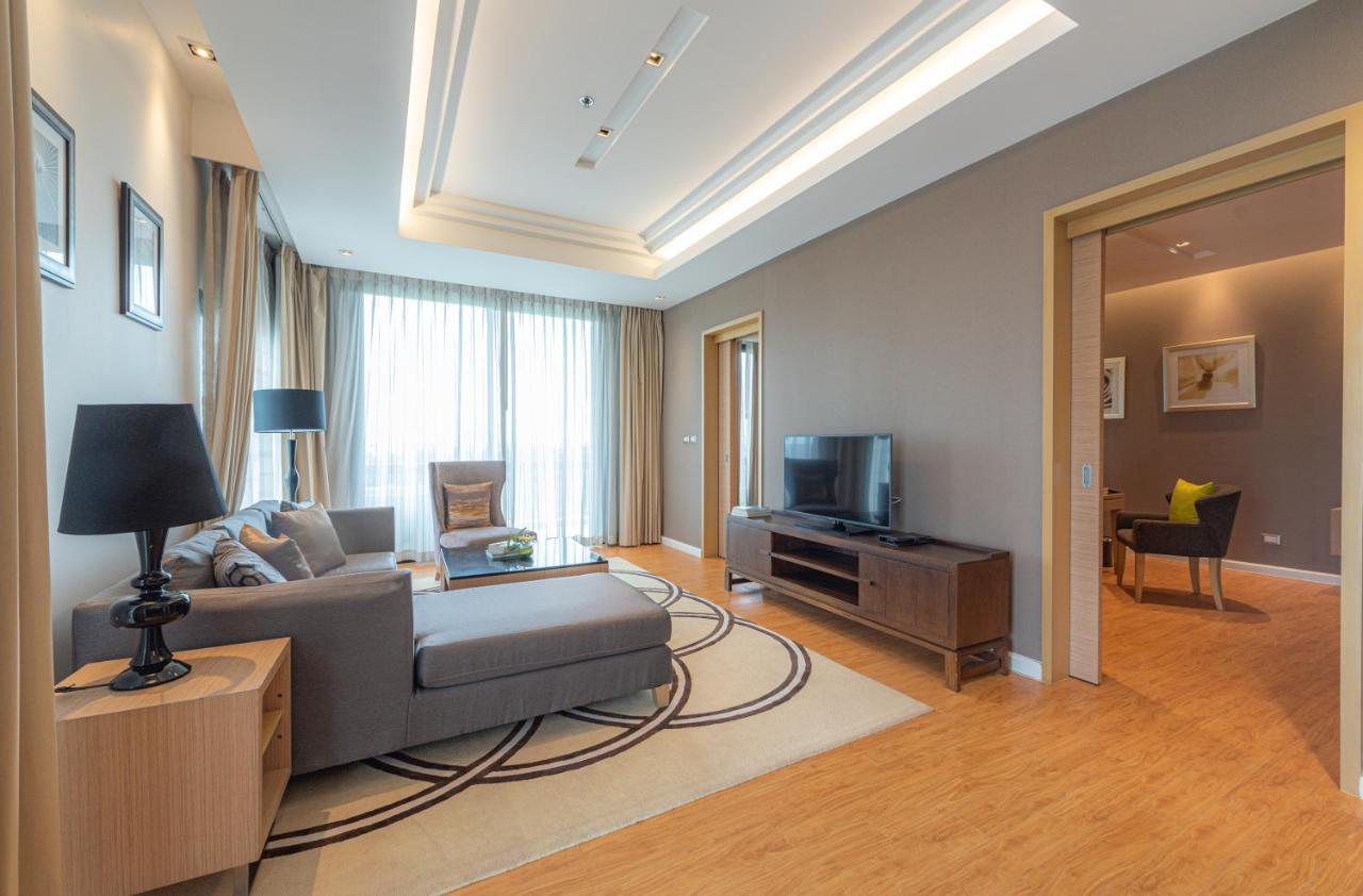 Summit Windmill Golf Suite Hotel At Suvarnabhumi Μπανγκόκ Εξωτερικό φωτογραφία A living room in a suite at the hotel