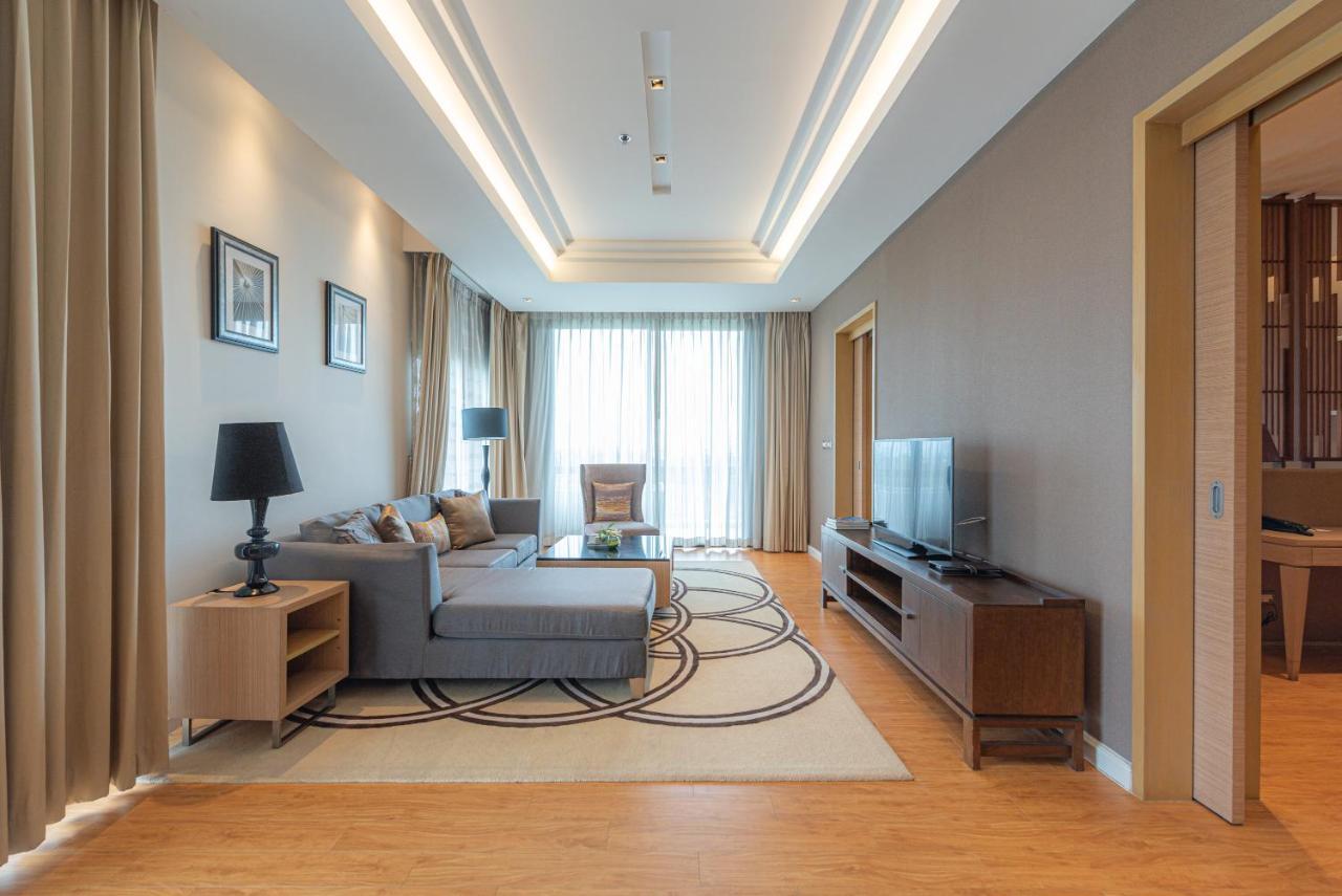 Summit Windmill Golf Suite Hotel At Suvarnabhumi Μπανγκόκ Εξωτερικό φωτογραφία A living room in a suite at the hotel