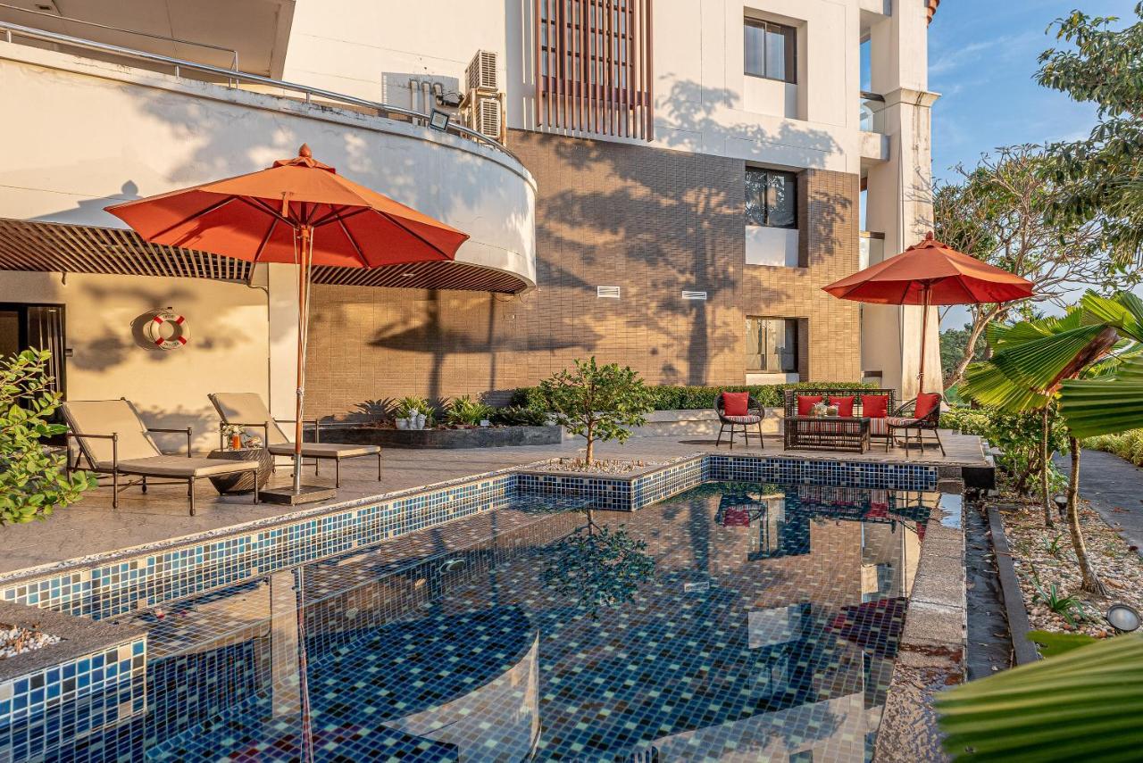 Summit Windmill Golf Suite Hotel At Suvarnabhumi Μπανγκόκ Εξωτερικό φωτογραφία The swimming pool at the hotel